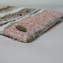 Beige and white woven and plastic clutch / detail